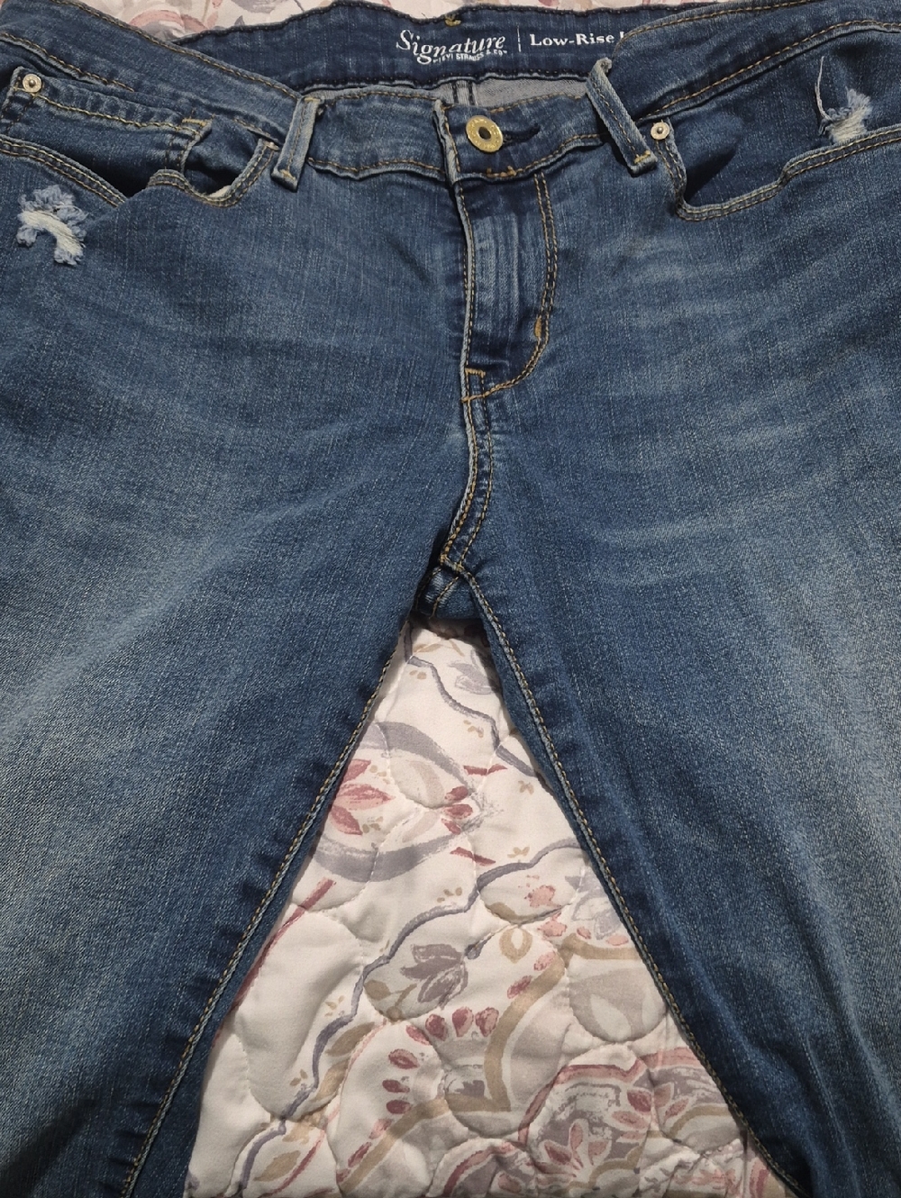 Signature by Levi's Women's Low-Rise Blue Denim Jeans
